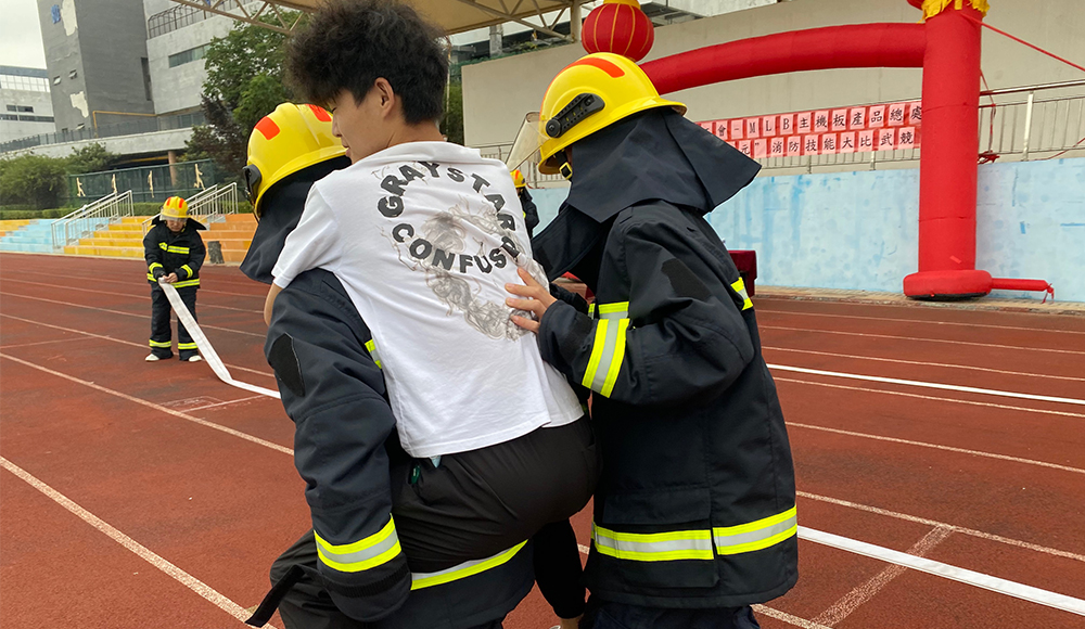 【郑州】英雄救美