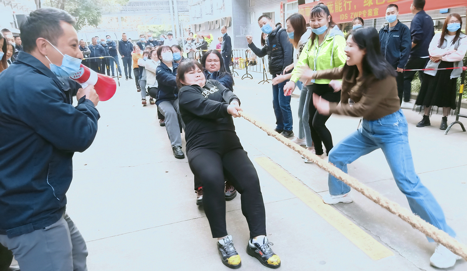 【深圳】男女拔河，给力！