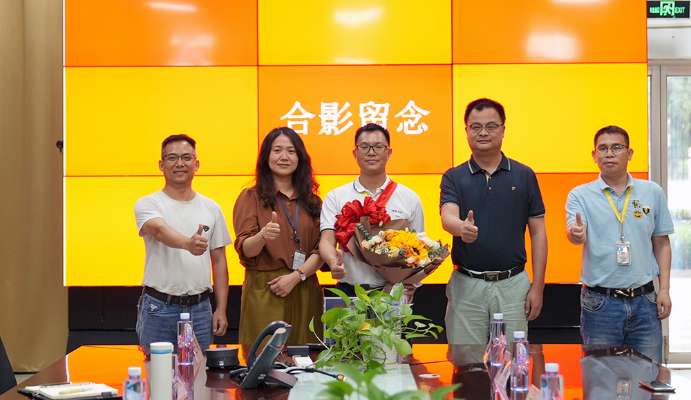 【南宁】欢送劳模进京受奖
