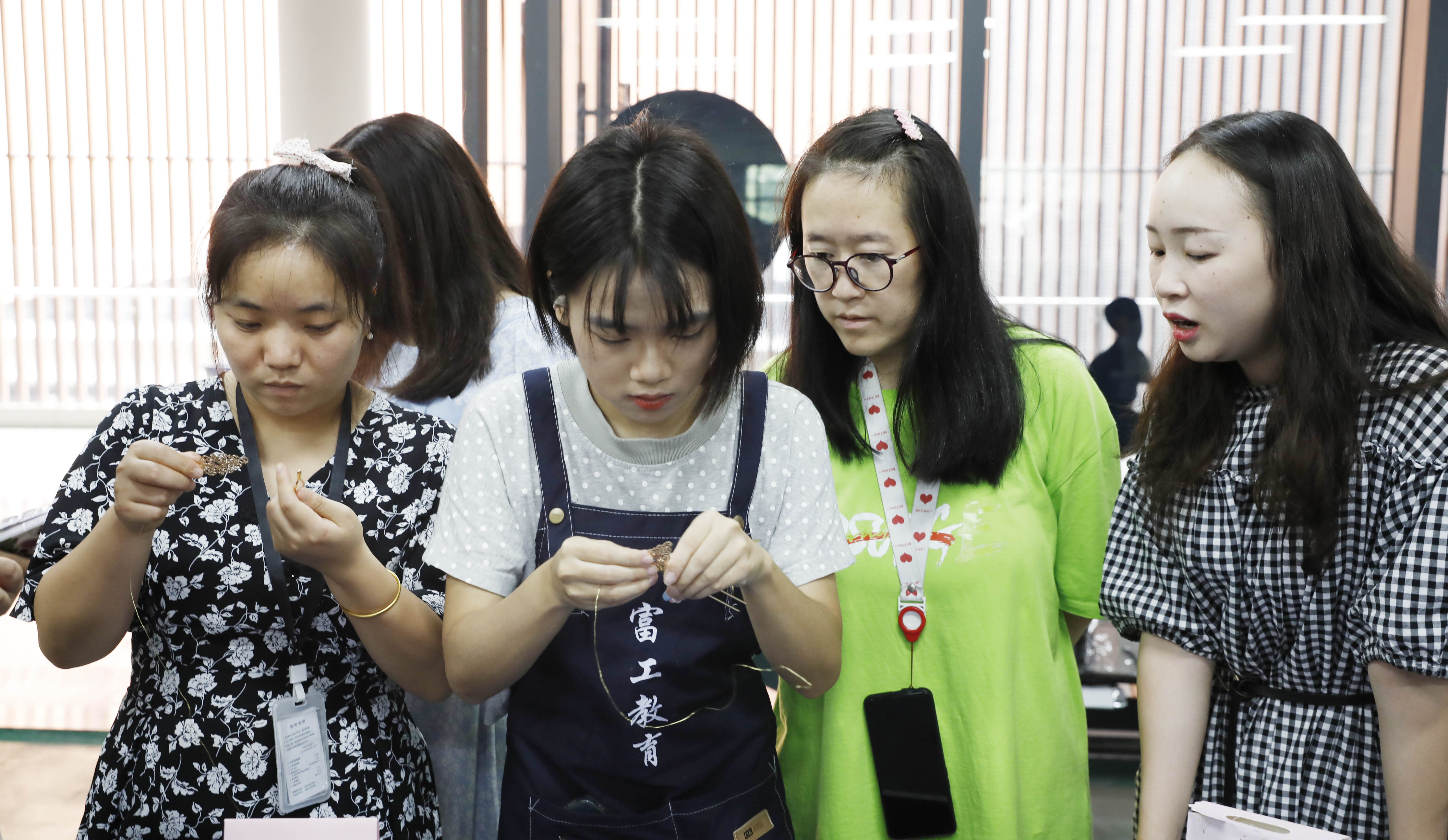 【成都】女工巧编发簪