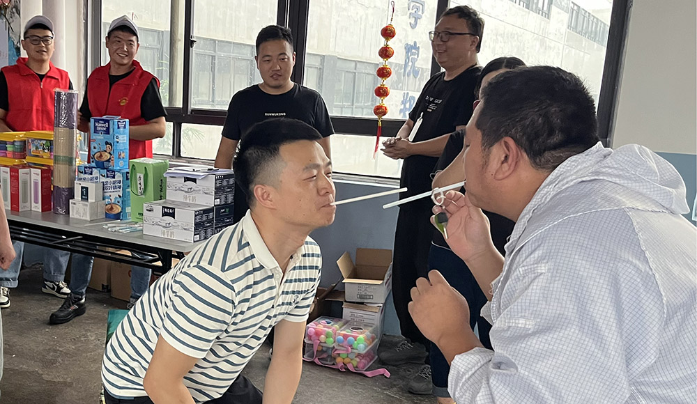 【郑州】玩家挑战“传吸管”