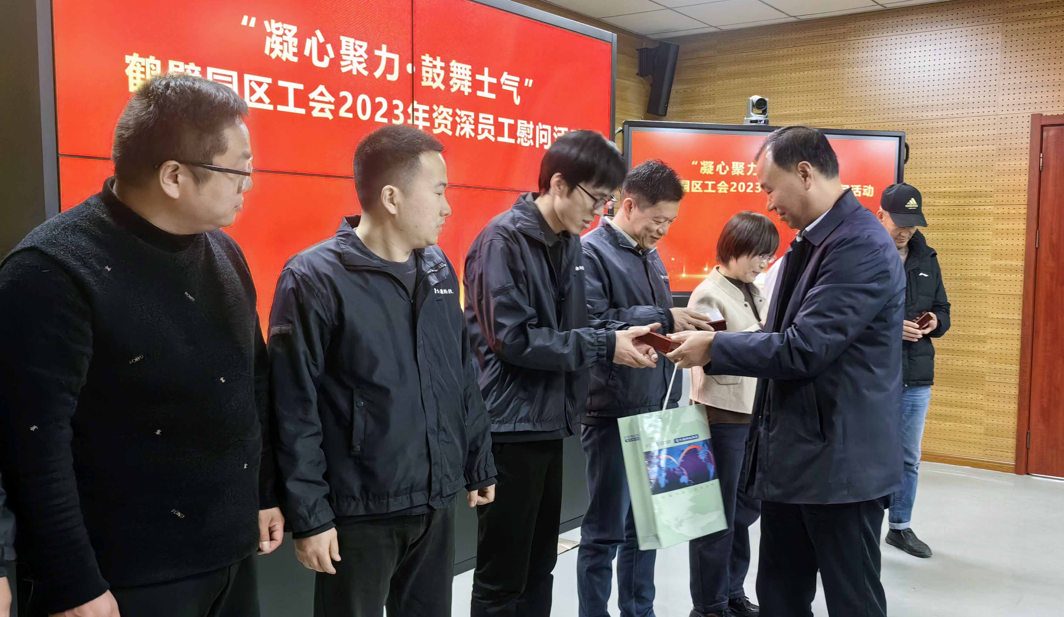 【鹤壁】“老兵”收到定制金币