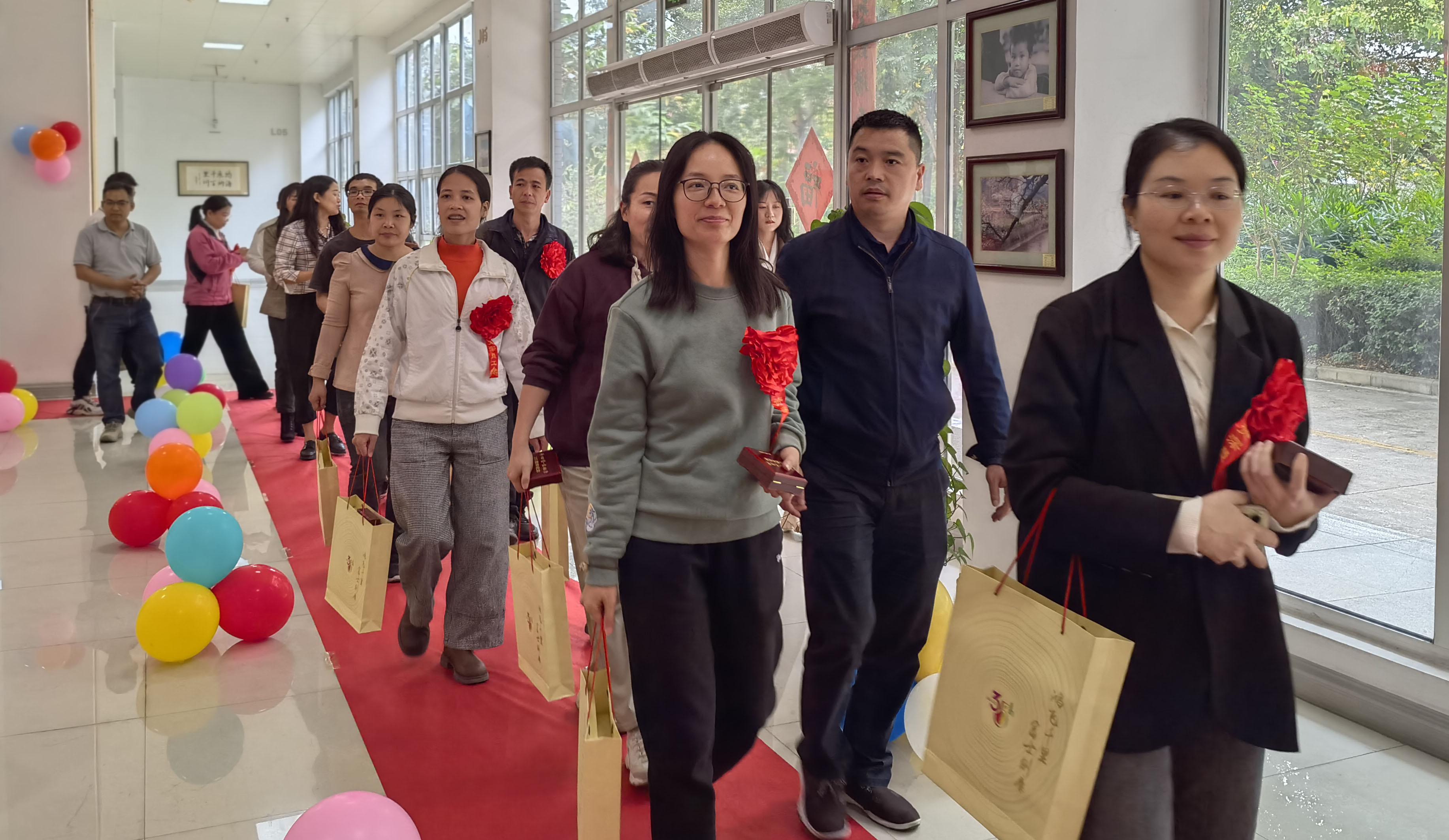 【南宁】资深员工走红毯
