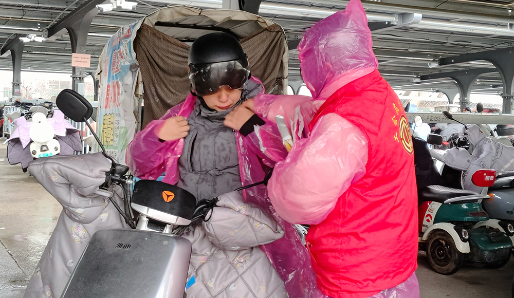  【郑州】工会免费发放雨衣