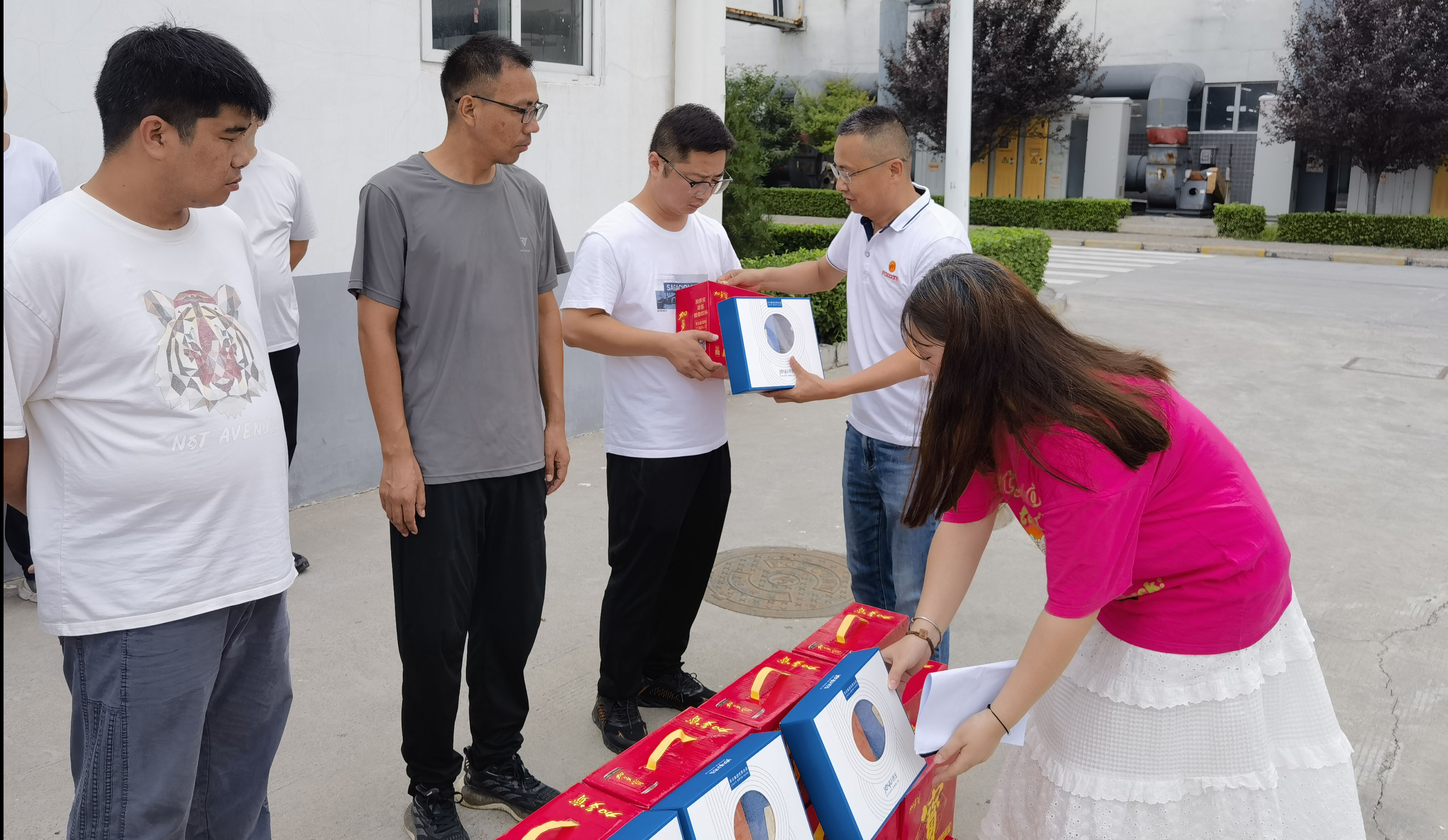 【鹤壁】园区工会派发福利