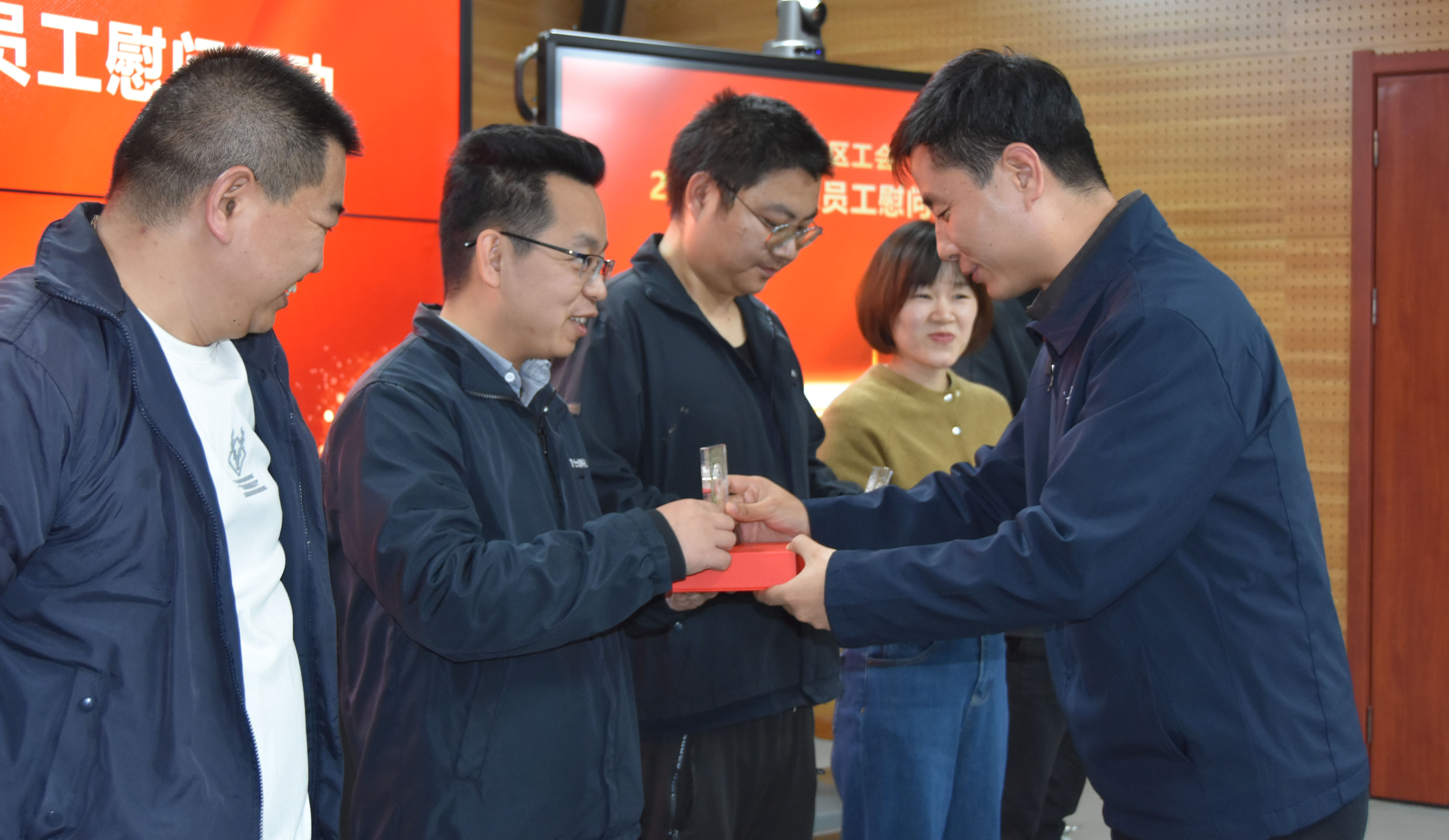 【鹤壁】园区资深员工领金章