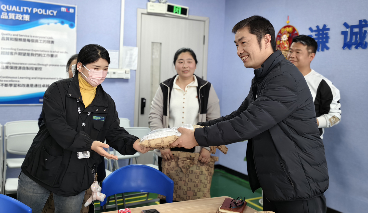 【郑州】座谈会上领礼品，贴心
