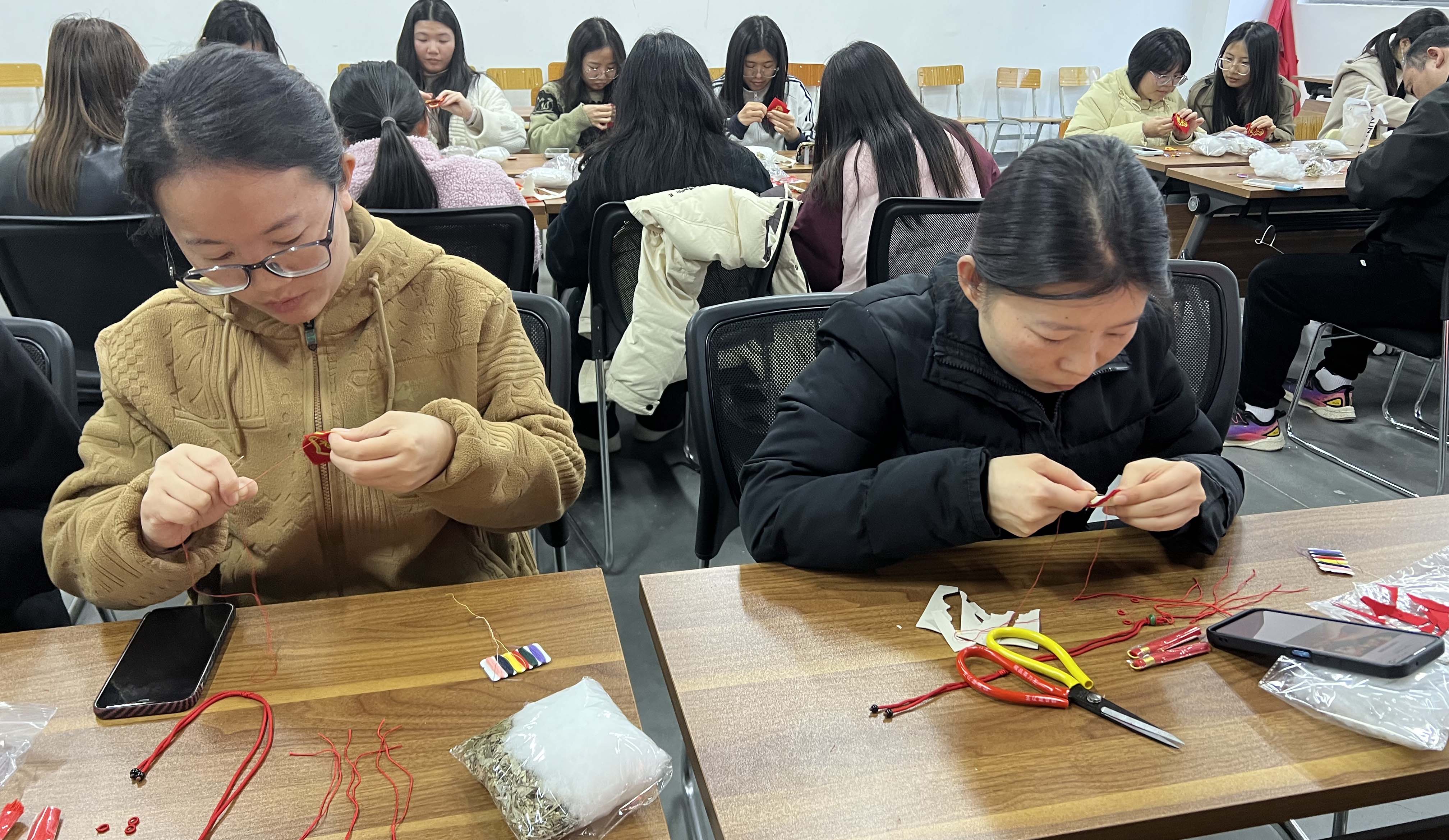 【赣州】女工巧手绣香包