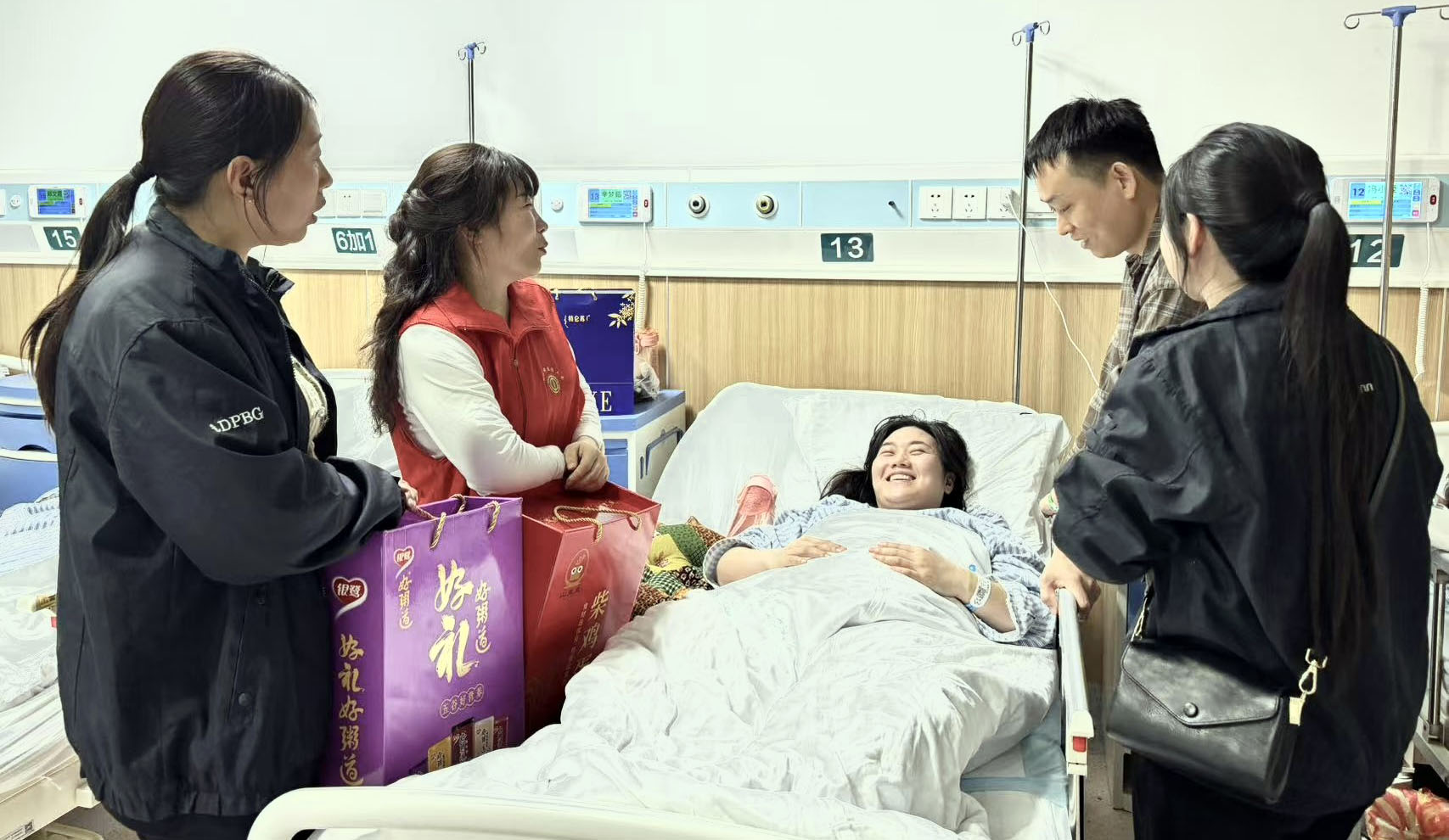 【郑州】女工住院，主管慰问