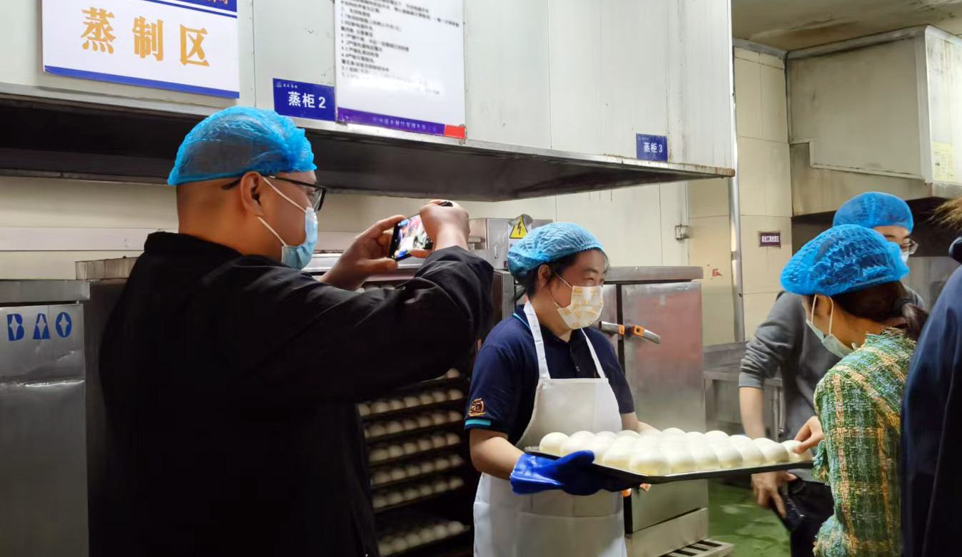 【郑州】员工代表进后厨“找茬”