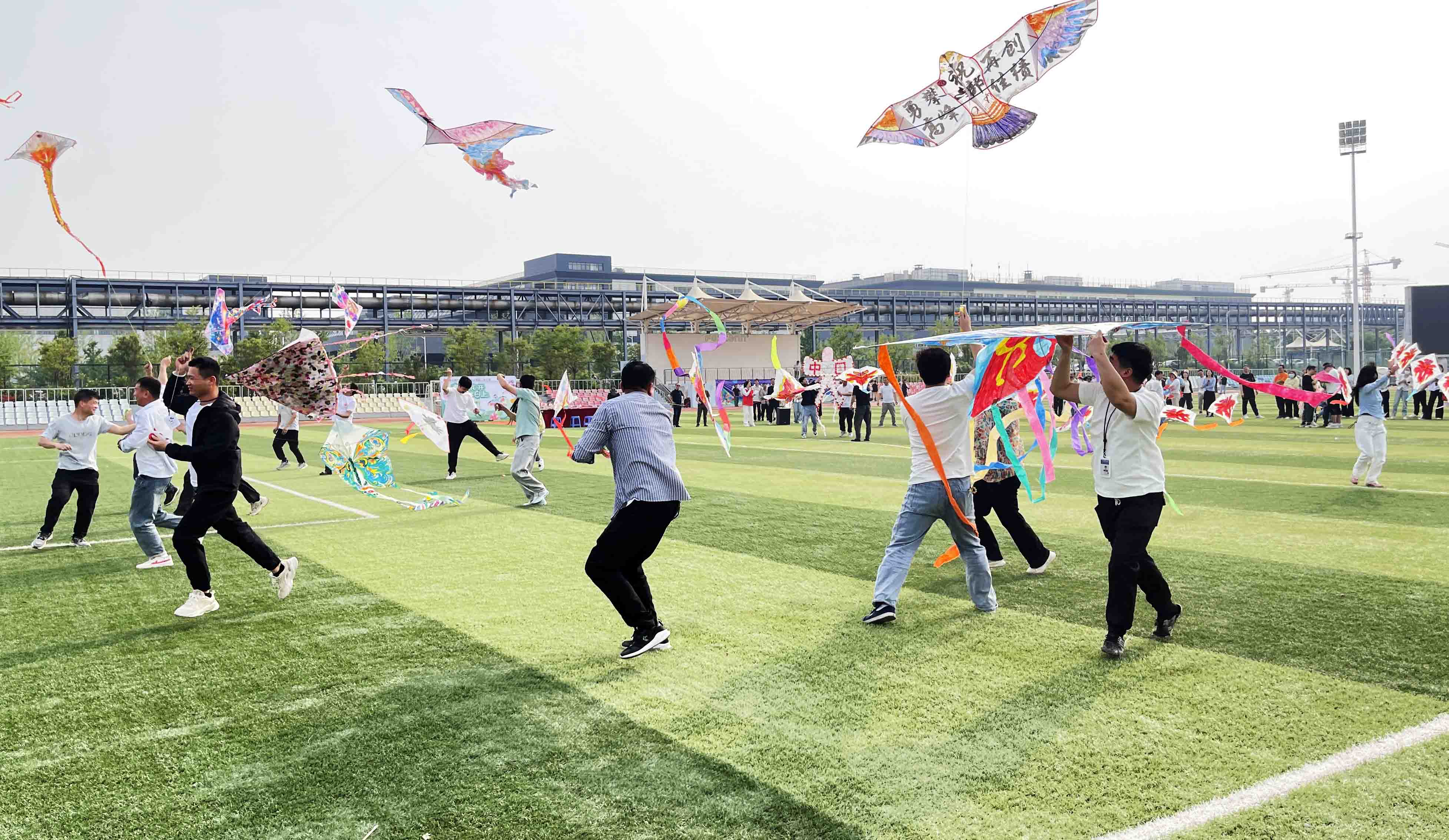 【南宁、郑州】两地员工竞放风筝