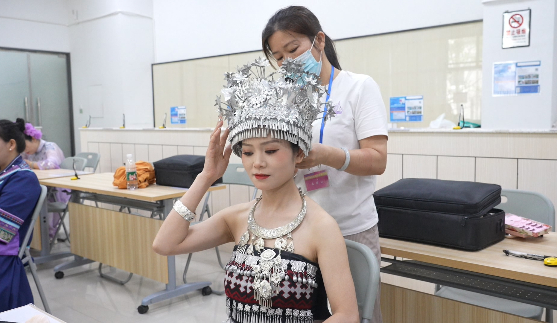 【南宁】 女工换装变美人