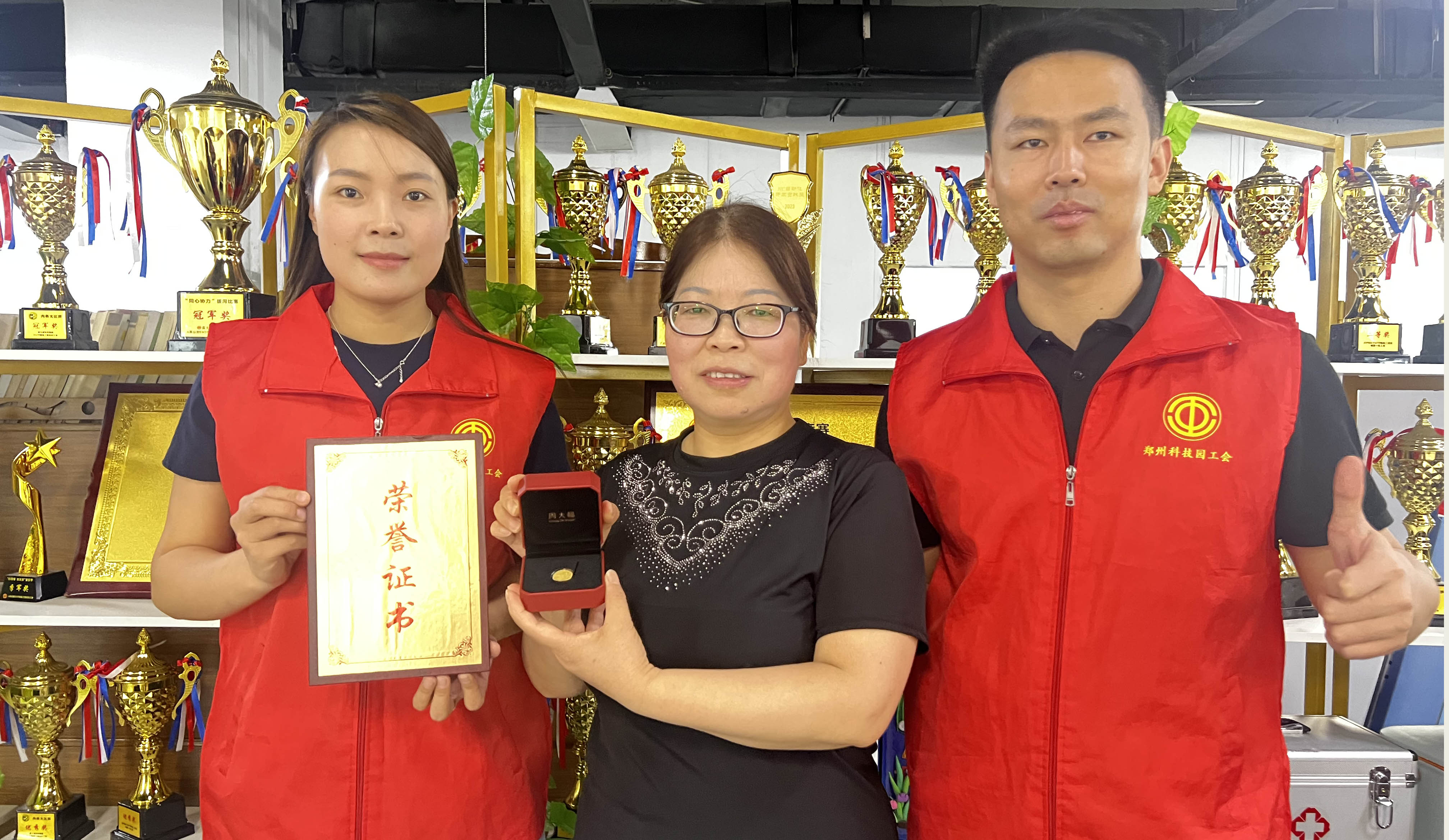 【郑州】退休员工领到金章