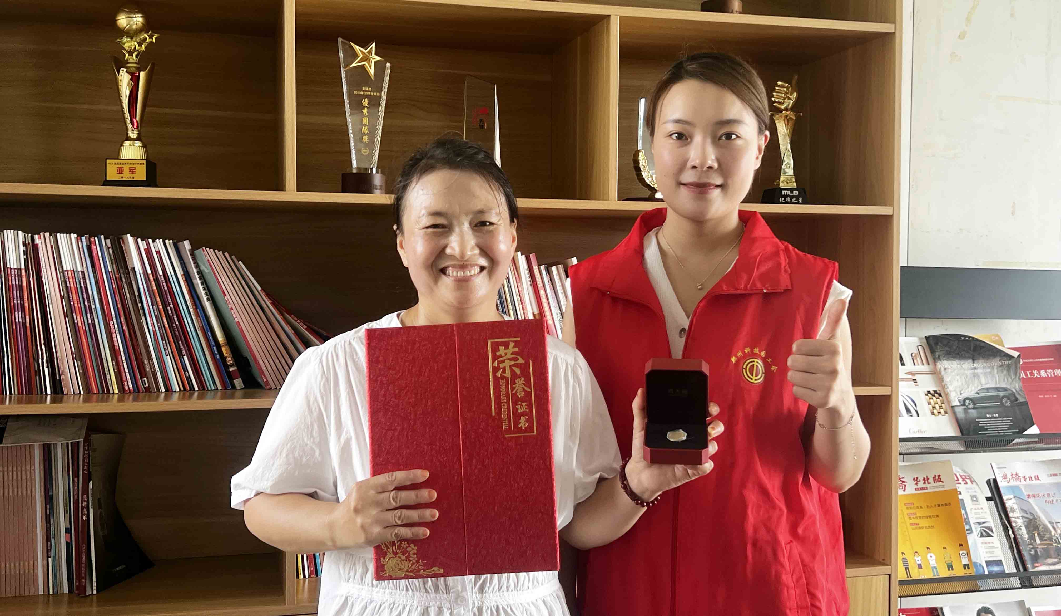 【郑州】“娘家人”送来纪念章