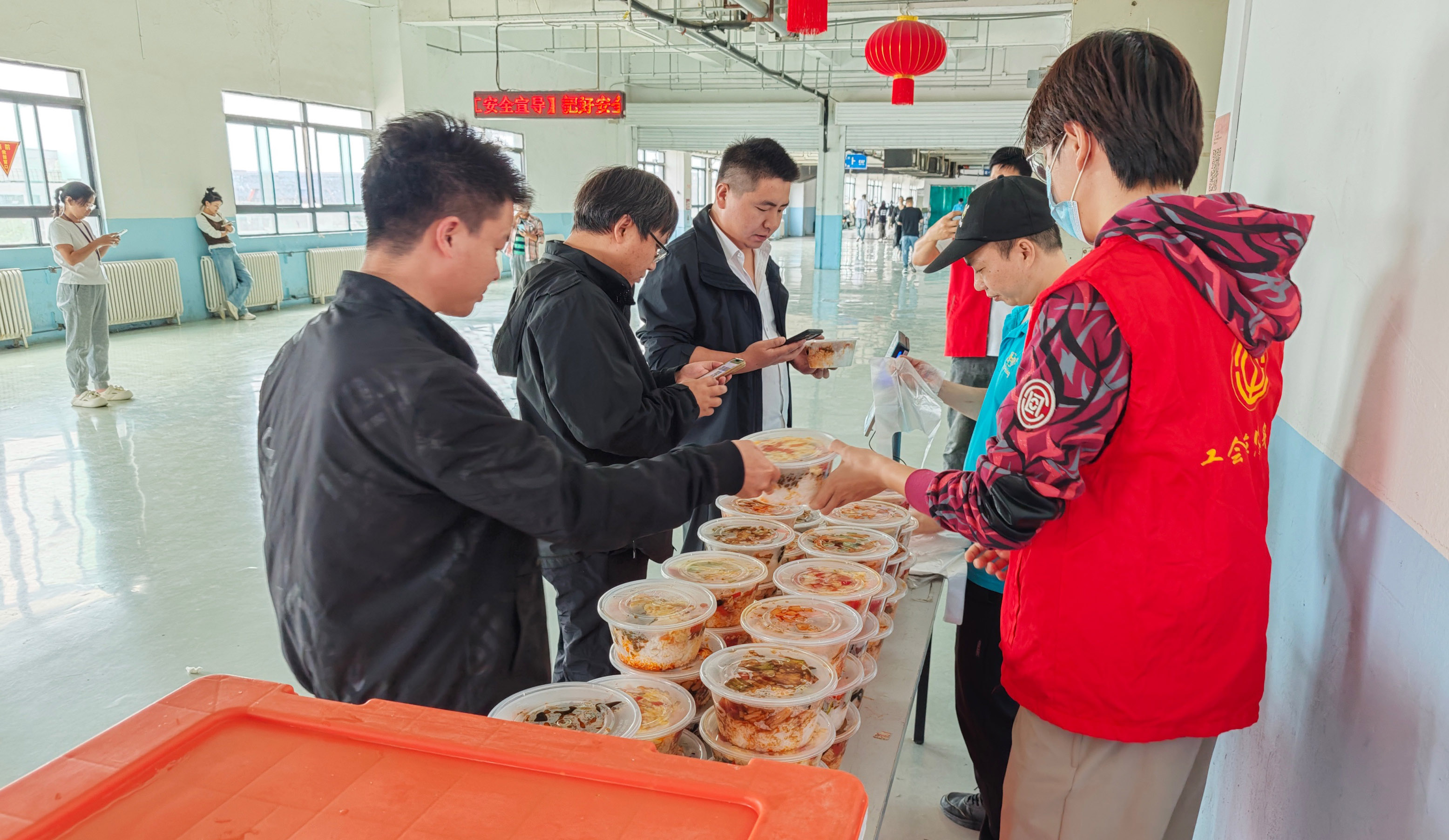 【郑州】车间门口开来移动餐车