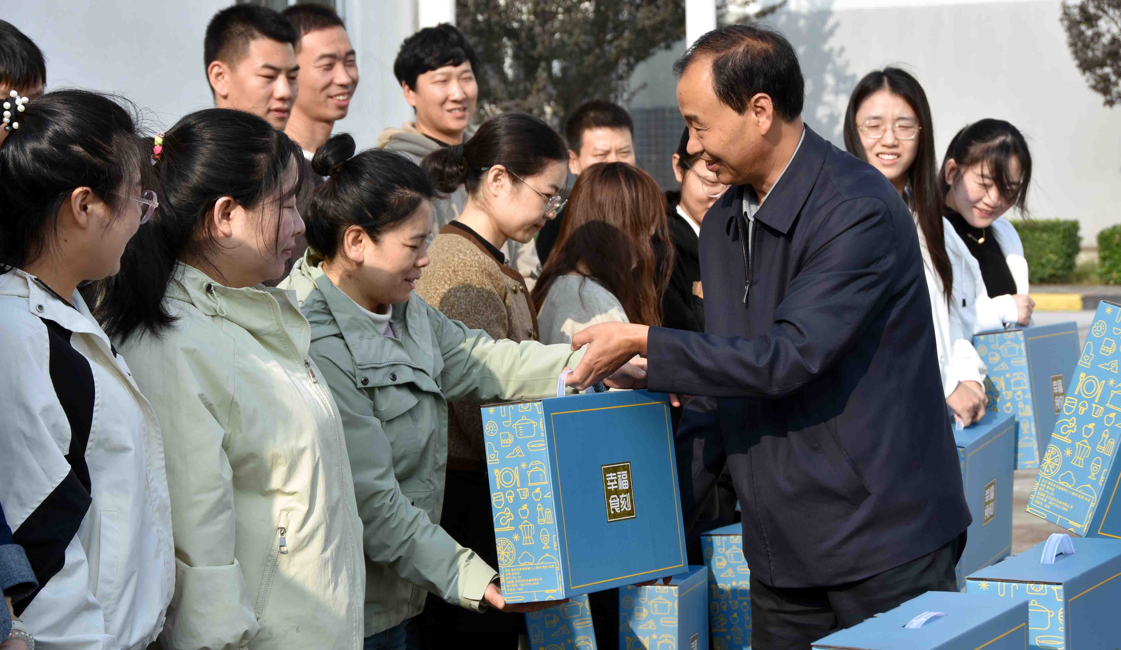 【鹤壁】支援员工领到礼品