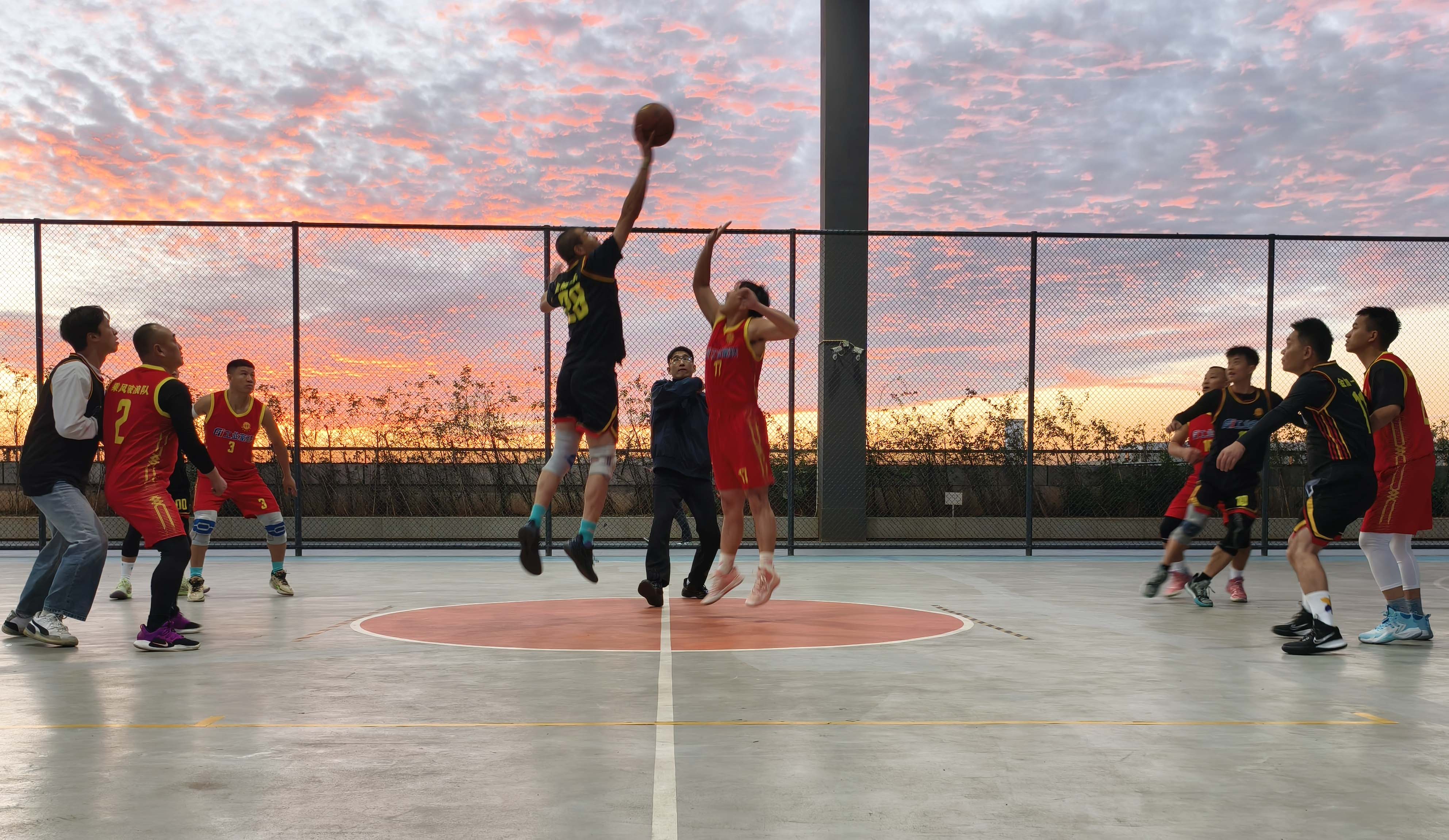 【赣州】球场上演争霸赛